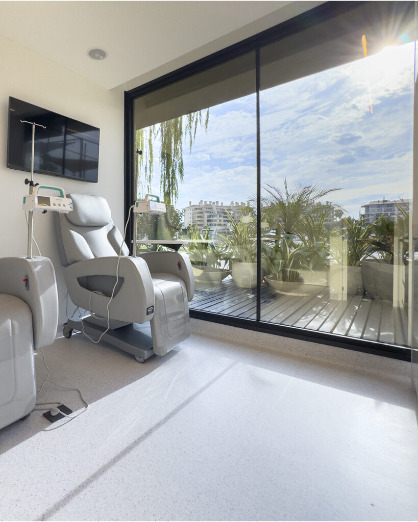 Sala de procedimientos con instrumental médico
